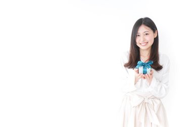 Genç bir kadın birine hediye veriyor.