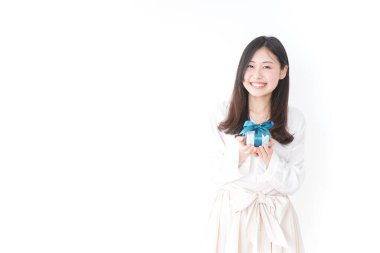 Genç bir kadın birine hediye veriyor.