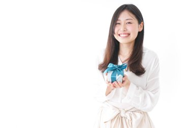 Genç bir kadın birine hediye veriyor.