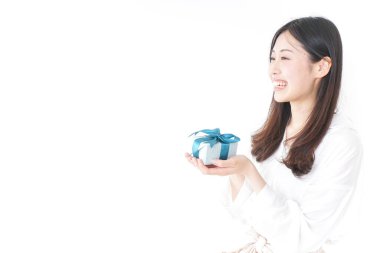 Genç bir kadın birine hediye veriyor.