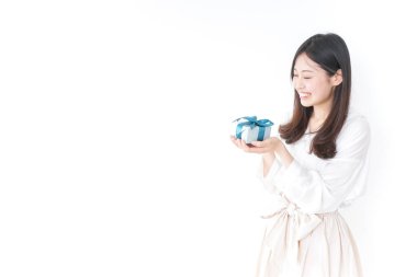 Genç bir kadın birine hediye veriyor.