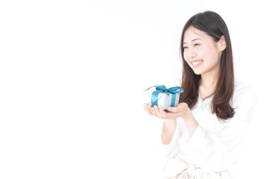 Genç bir kadın birine hediye veriyor.