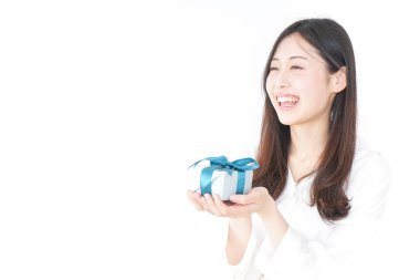 Genç bir kadın birine hediye veriyor.