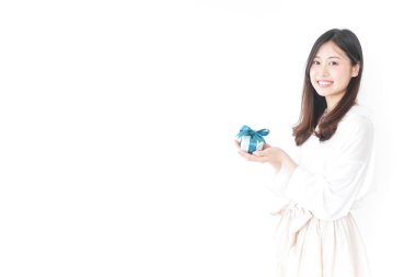 Genç bir kadın birine hediye veriyor.