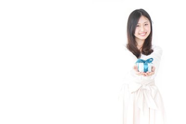 Genç bir kadın birine hediye veriyor.