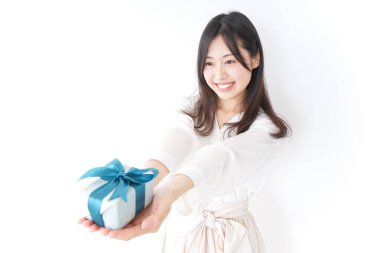 Genç bir kadın birine hediye veriyor.