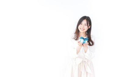 Genç bir kadın birine hediye veriyor.