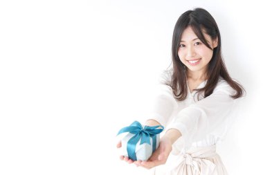 Genç bir kadın birine hediye veriyor.