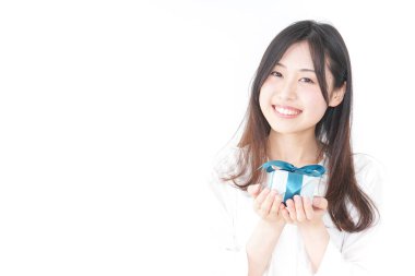 Genç bir kadın birine hediye veriyor.