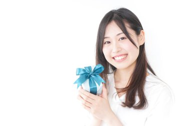 Genç bir kadın birine hediye veriyor.