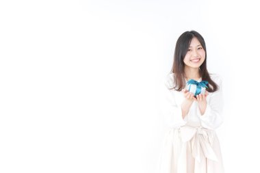 Genç bir kadın birine hediye veriyor.