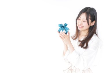 Genç bir kadın birine hediye veriyor.