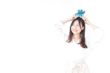 Genç bir kadın birine hediye veriyor.