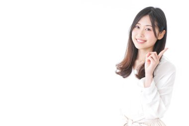 Genç bir kadın tavsiye veriyor.