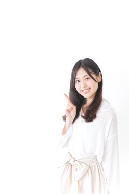 Genç bir kadın tavsiye veriyor.