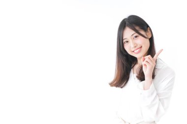 Genç bir kadın tavsiye veriyor.