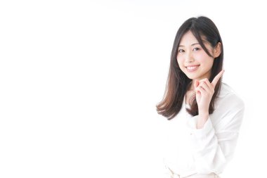 Genç bir kadın tavsiye veriyor.