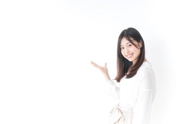 Genç bir kadın tavsiye veriyor.