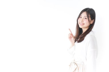 Genç bir kadın tavsiye veriyor.