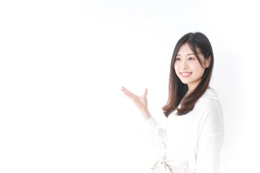 Genç bir kadın tavsiye veriyor.