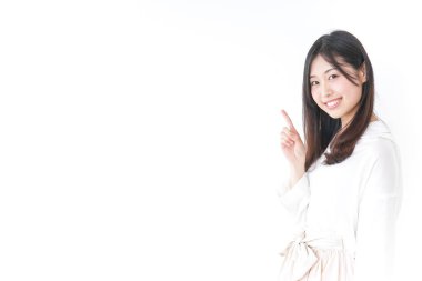 Genç bir kadın tavsiye veriyor.