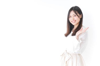 Genç bir kadın tavsiye veriyor.