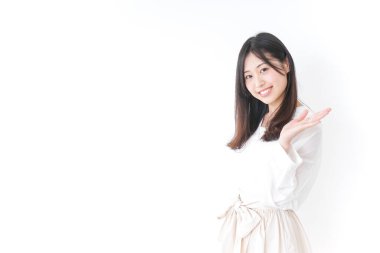 Genç bir kadın tavsiye veriyor.