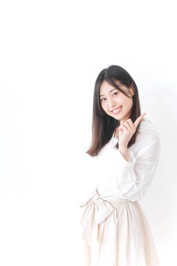 Genç bir kadın tavsiye veriyor.