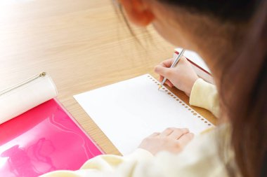 Dershanede okuyan kız öğrenci.