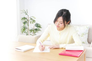 Bayan öğrenci eve giriş sınavına hazırlanıyor.