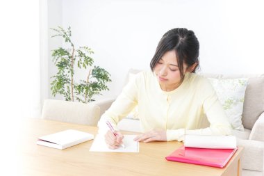 Bayan öğrenci eve giriş sınavına hazırlanıyor.