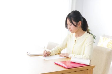 Bayan öğrenci eve giriş sınavına hazırlanıyor.