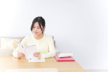 Bayan öğrenci evde sınava hazırlanıyor.