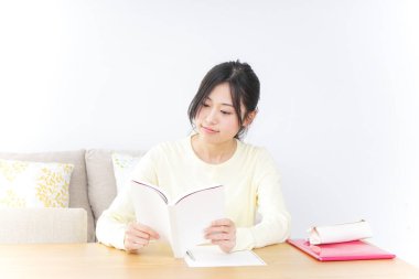 Bayan öğrenci eve giriş sınavına hazırlanıyor.