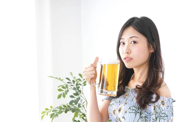 Młoda Kobieta Pije Piwo Ogrodzie Piwnym — Zdjęcie stockowe