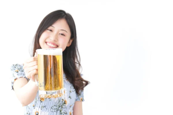 年轻女子在啤酒园里喝啤酒 — 图库照片