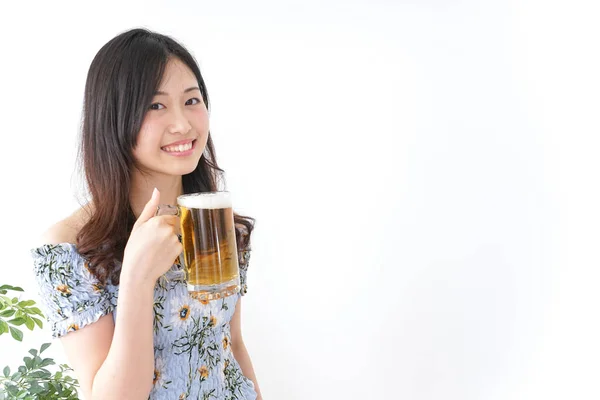 Giovane Donna Cracking Una Birra Birreria Giardino — Foto Stock