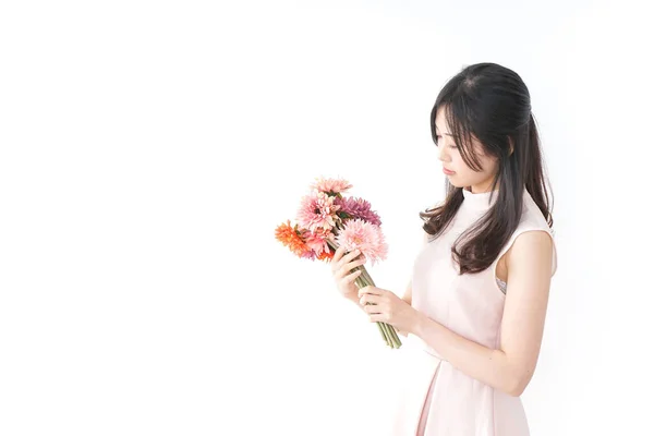 Mujer Joven Teniendo Ramo Flores — Foto de Stock