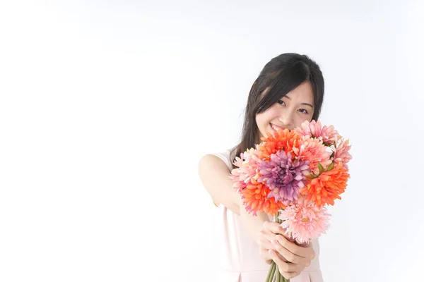 Mujer Joven Teniendo Ramo Flores — Foto de Stock