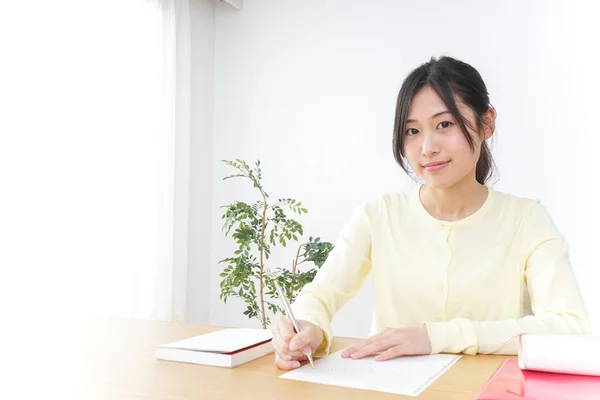 塾で学ぶ女子学生 — ストック写真