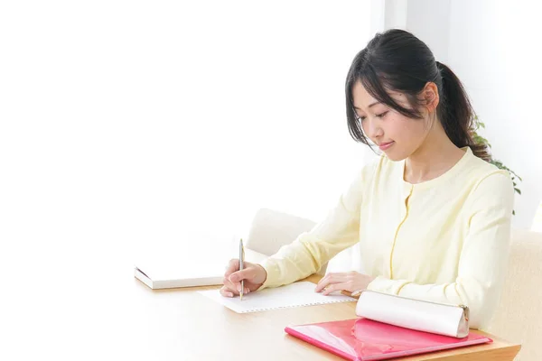 Estudiante Femenina Estudiando Para Examen Ingreso Casa — Foto de Stock