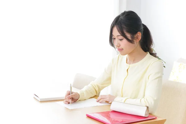 Estudiante Femenina Estudiando Para Examen Ingreso Casa — Foto de Stock