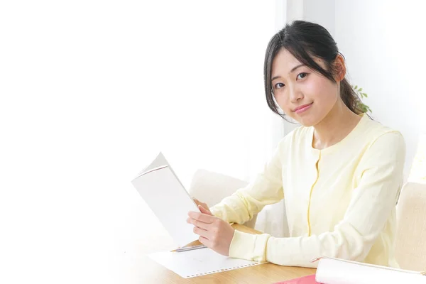 Estudiante Femenina Estudiando Para Examen Ingreso Casa — Foto de Stock