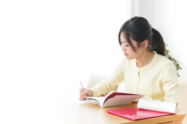 Estudiante Femenina Estudiando Para Examen Ingreso Casa — Foto de Stock