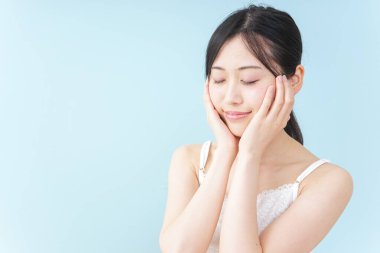 Kadın nemlendirici. Güzellik, nem görüntüsü.