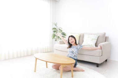 Evde yalnız ve rahat genç bir kadın.