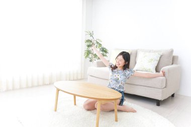 Evde yalnız ve rahat genç bir kadın.