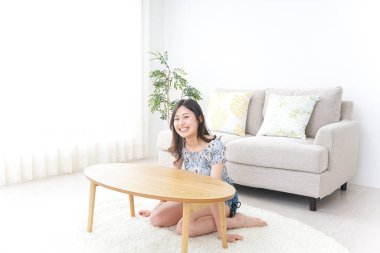 Evde yalnız ve rahat genç bir kadın.