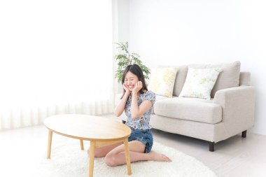 Evde yalnız ve rahat genç bir kadın.