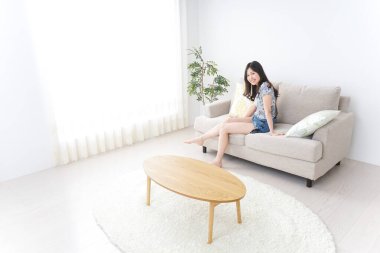 Evde yalnız ve rahat genç bir kadın.